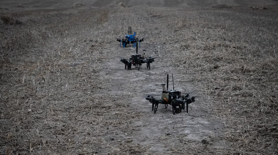 В Україні проти окупантів застосовують рої дронів, які самі знаходять та знищують цілі – WSJ