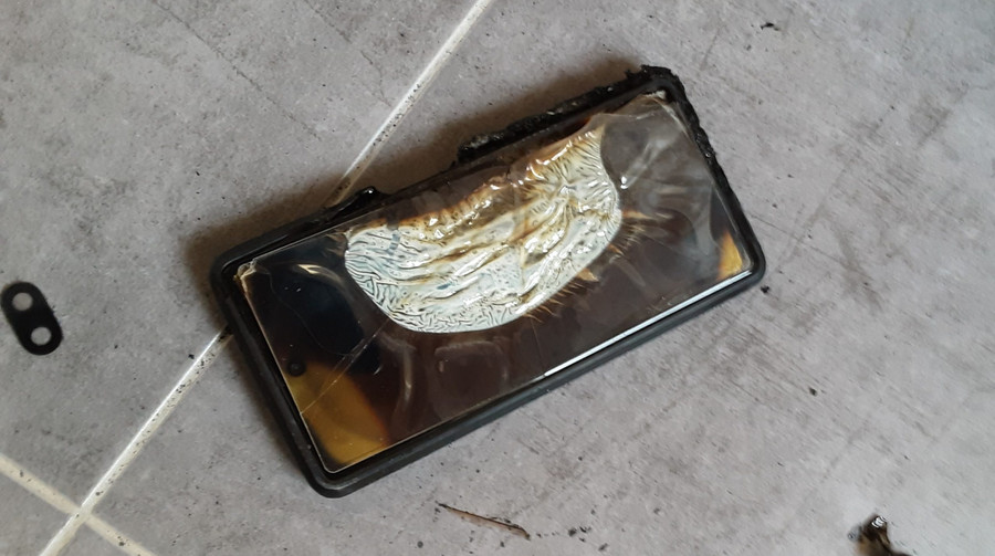 Черговий смартфон Pixel 6a вибухнув та загорівся під час зарядки