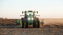 John Deere запускає у виробництво автономну версію трактора 8R