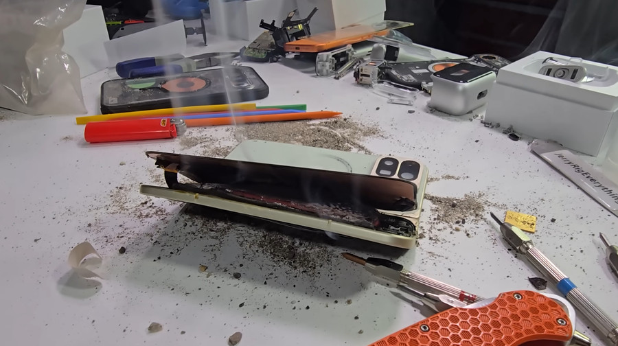 Google Pixel 10 Pro Fold загорівся під час тесту JerryRigEverything