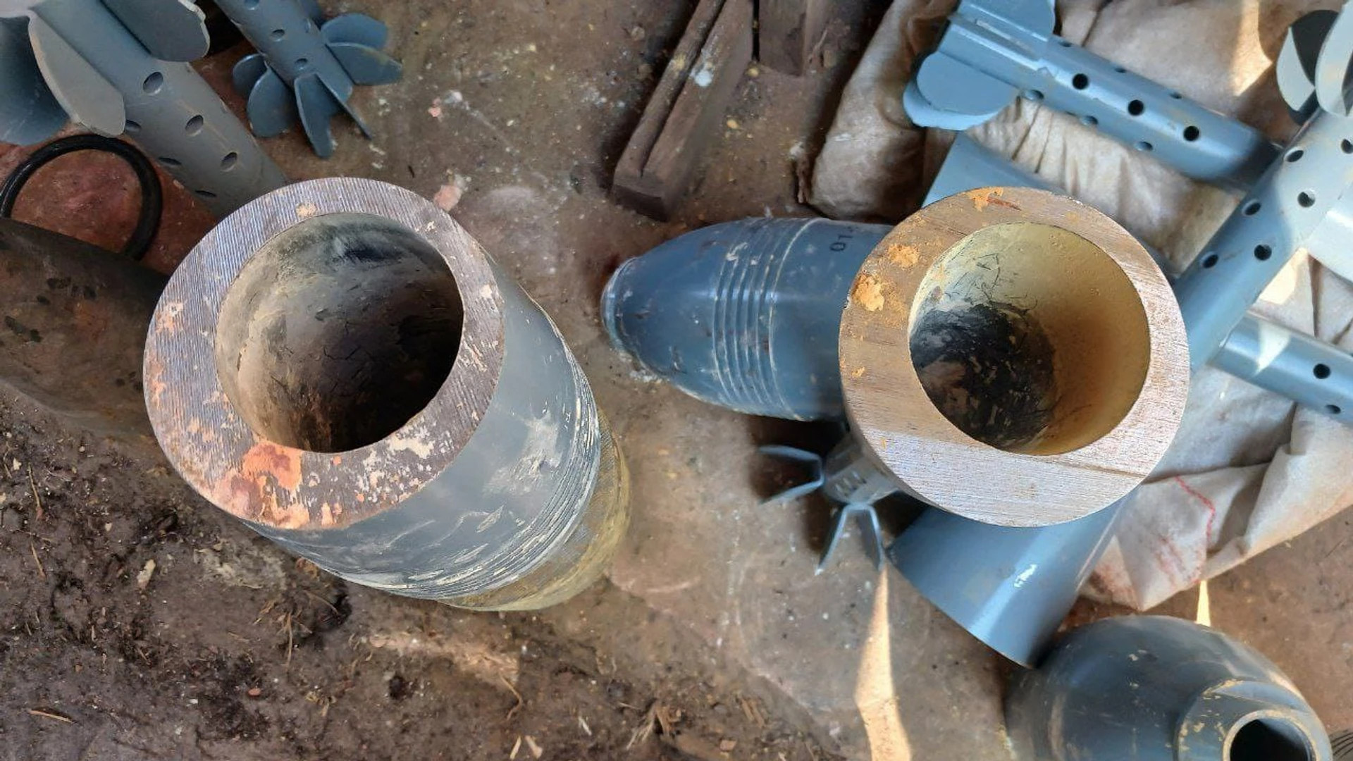 Фотографія невідомих неякісних 120-мм мінометних мін