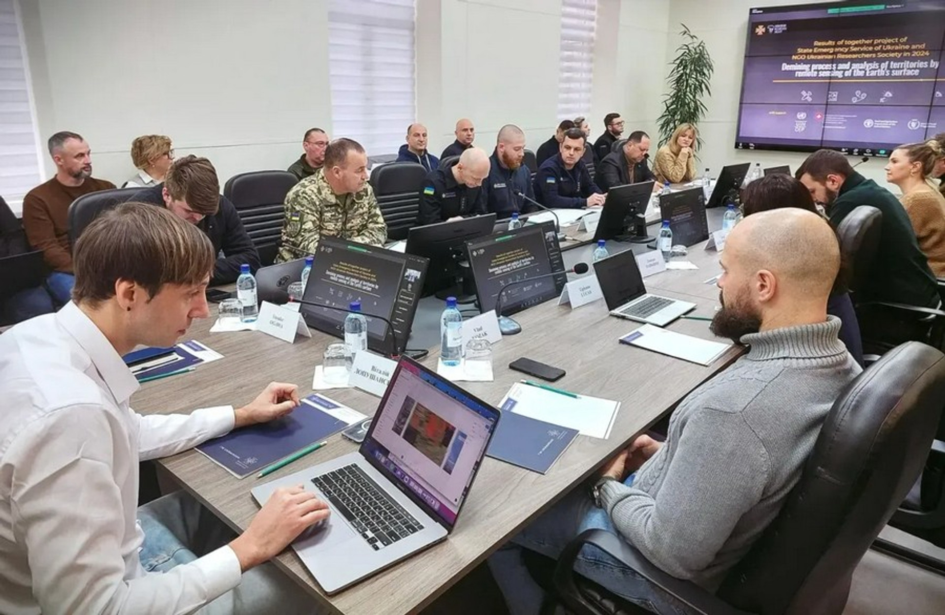 Обговорення нових підходів для безпечного розмінування; фото з сайту Міноборони
