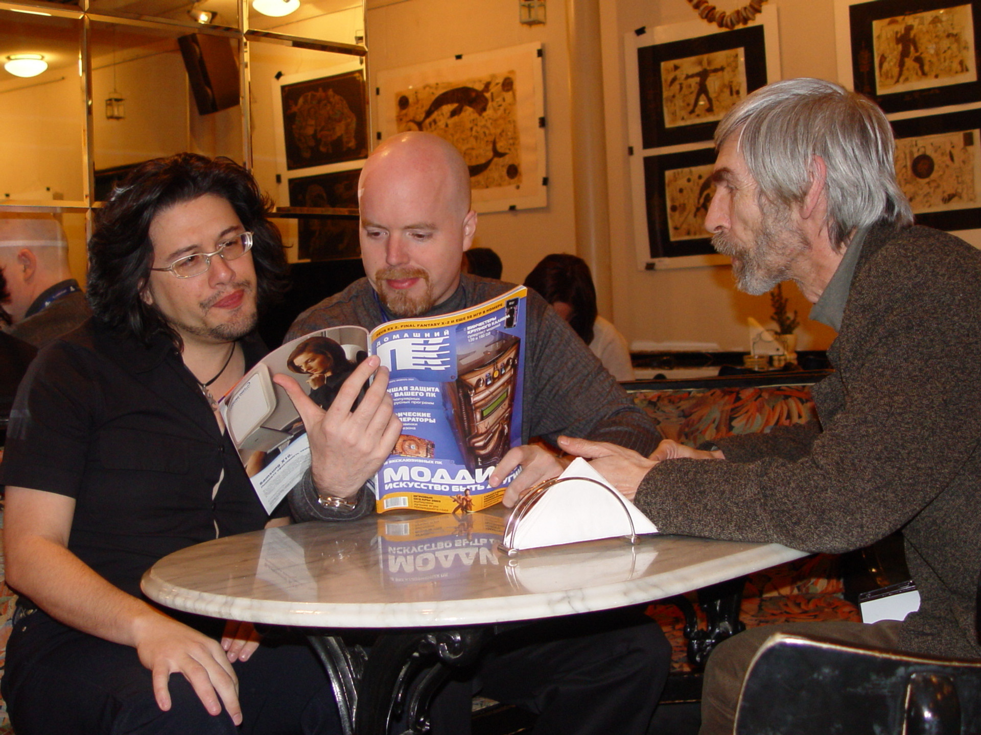 Джон Ромеро, Том Хол, Алекс Птиця та свіжий номер ДПК. Схоже Холу подобається те, що він читає. 2004 рік, фото автора