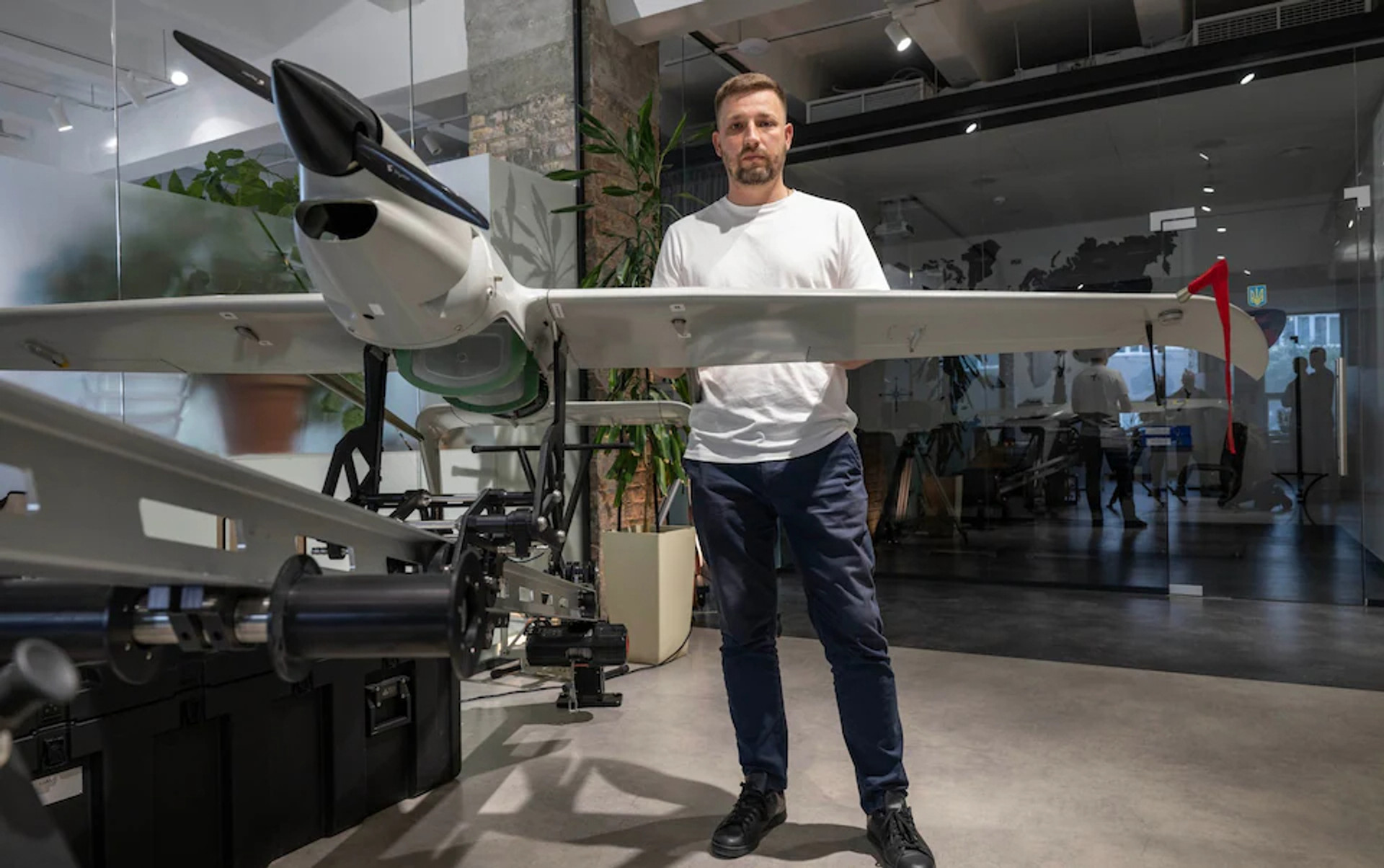 Гендиректор Skyeton Роман Княженко біля дрона Raybird власного виробництва