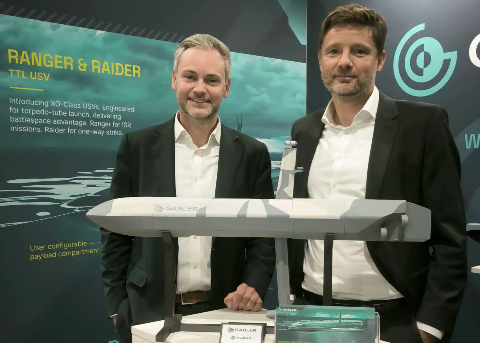 Представники компанії Gabler біля концепту свого новітнього надводного безпілотника