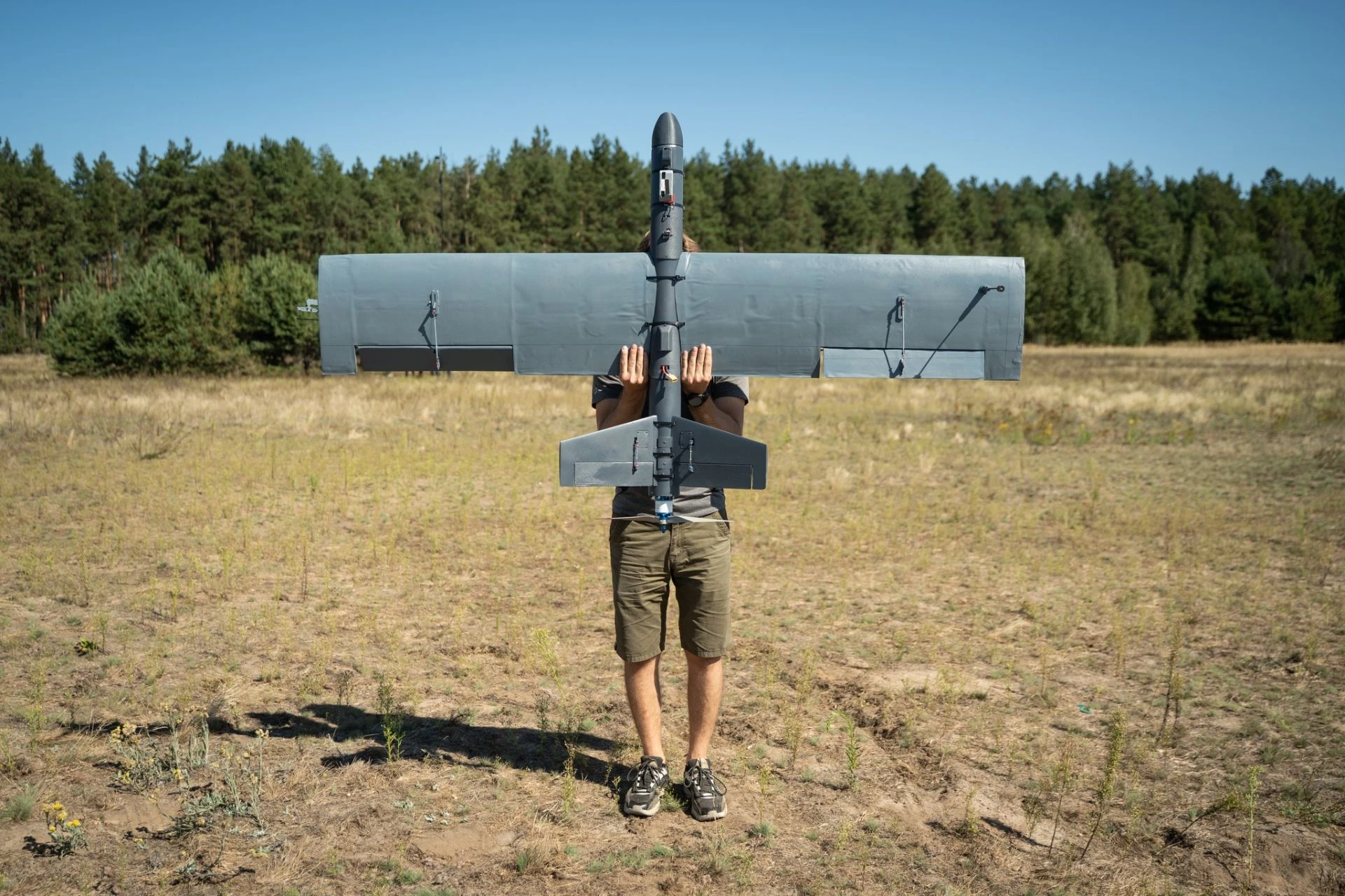 Дрон-літак зі штовхаючим гвинтом